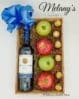 arreglo con vino, manzanas y chocolates